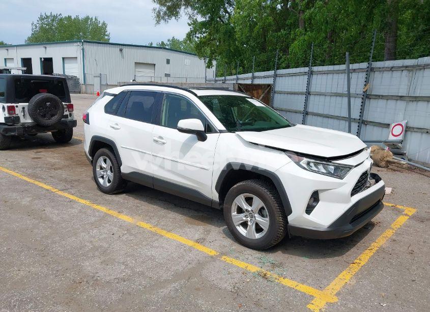 2019 Toyota Rav4 XLE (VIN JTMP1RFV3KD046162) main photo