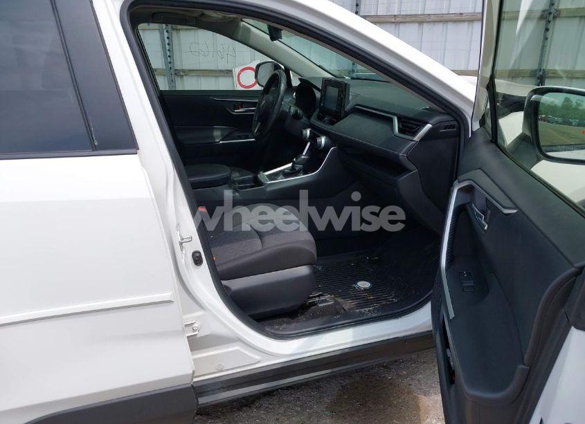 Photo 5 of 2019 Toyota Rav4 XLE (VIN JTMP1RFV3KD046162)