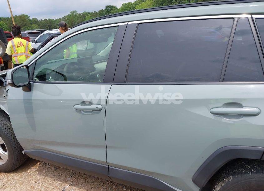Photo 14 of 2019 Toyota Rav4 XLE (VIN JTMP1RFV3KJ015267)