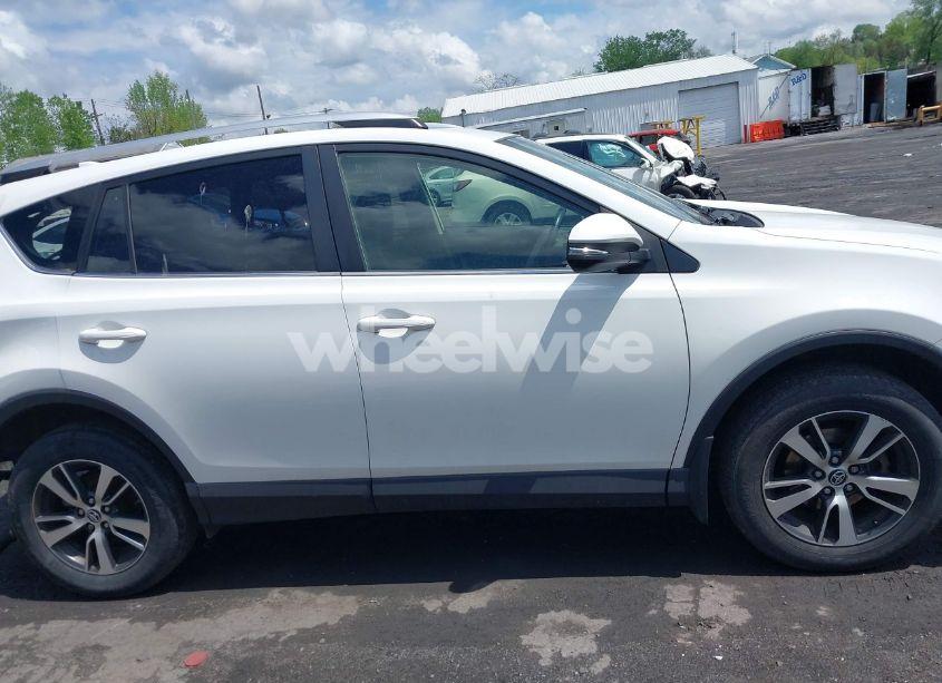 Photo 13 of 2016 Toyota Rav4 XLE (VIN JTMRFREV0GJ104376)