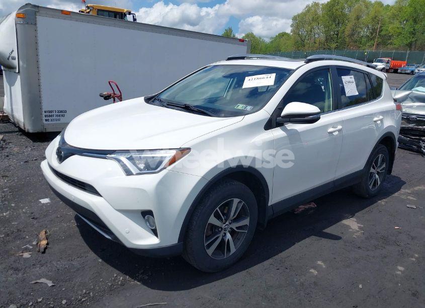 Photo 2 of 2016 Toyota Rav4 XLE (VIN JTMRFREV0GJ104376)
