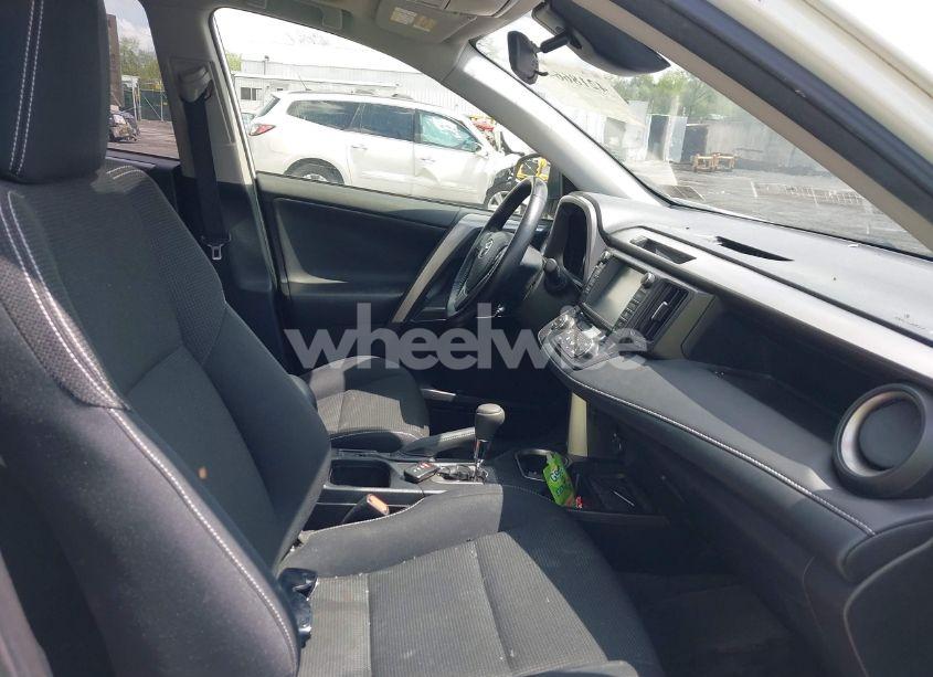 Photo 5 of 2016 Toyota Rav4 XLE (VIN JTMRFREV0GJ104376)