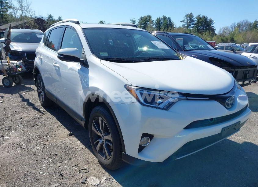 2017 Toyota Rav4 XLE (VIN JTMRFREV1HJ119678) main photo