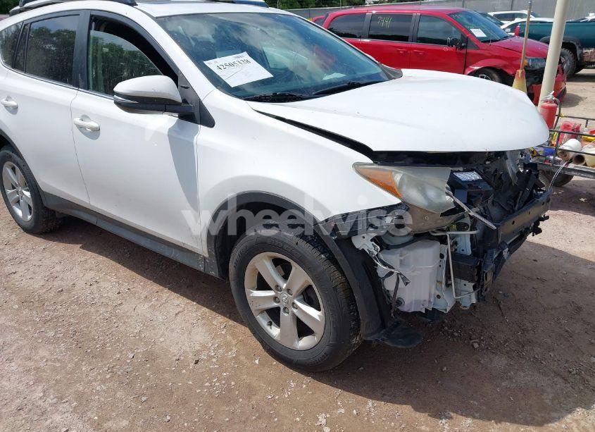 2014 Toyota Rav4 XLE (VIN JTMRFREV2ED065303) main photo