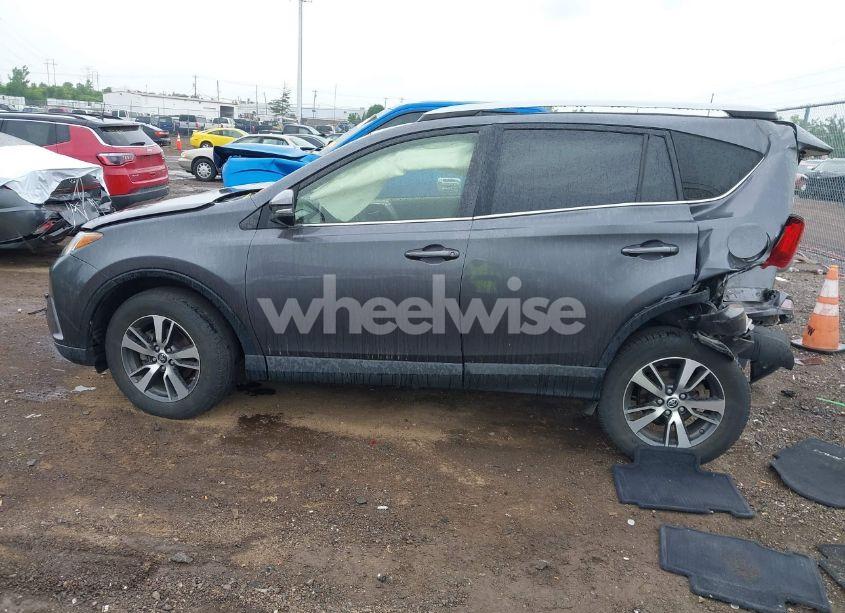 Photo 14 of 2018 Toyota Rav4 XLE (VIN JTMRFREV2JJ250642)