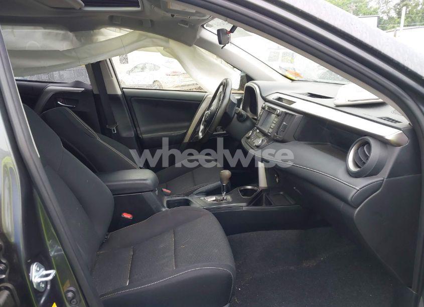 Photo 5 of 2018 Toyota Rav4 XLE (VIN JTMRFREV2JJ250642)