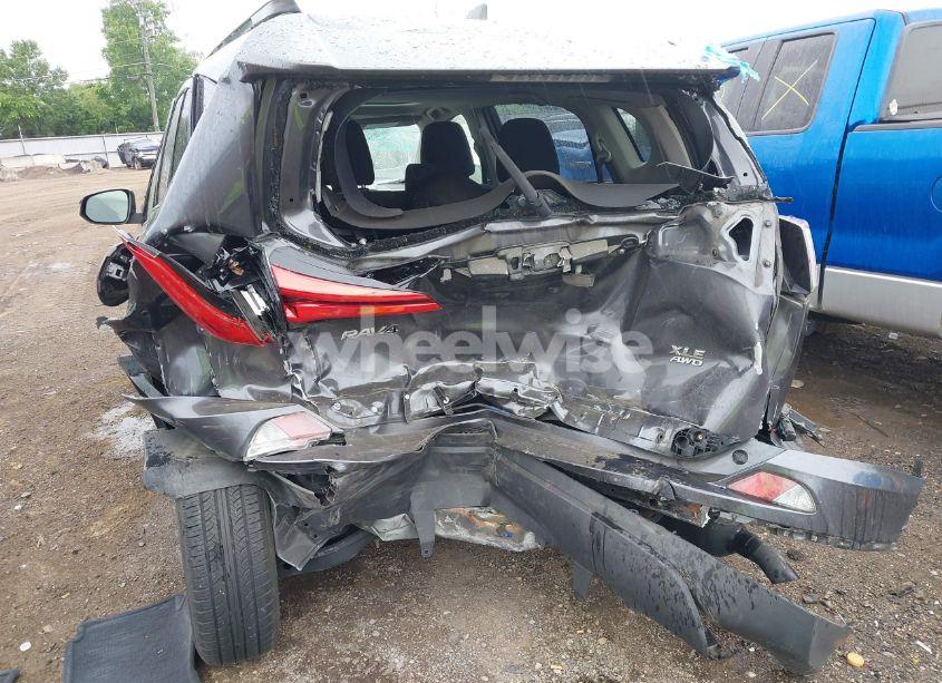 Photo 6 of 2018 Toyota Rav4 XLE (VIN JTMRFREV2JJ250642)