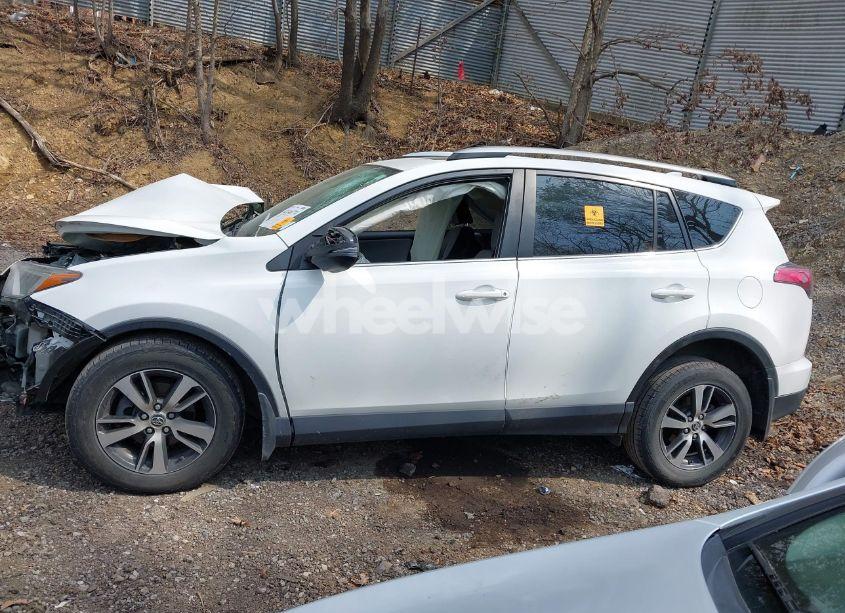 Photo 13 of 2018 Toyota Rav4 XLE (VIN JTMRFREV4JJ744971)