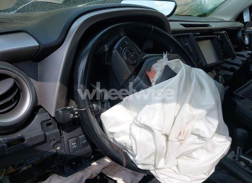 Photo 14 of 2018 Toyota Rav4 XLE (VIN JTMRFREV4JJ744971)