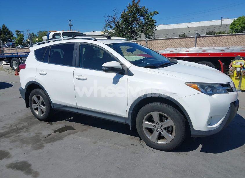 2015 Toyota Rav4 XLE (VIN JTMRFREV5FD132297) main photo
