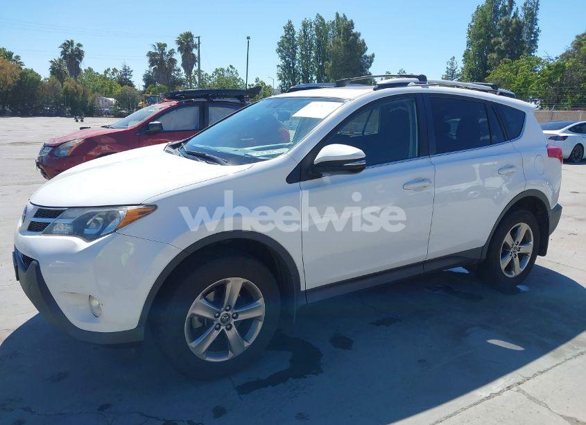 Photo 2 of 2015 Toyota Rav4 XLE (VIN JTMRFREV5FD132297)