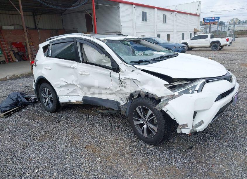 2017 Toyota Rav4 XLE (VIN JTMRFREV6HJ702943) main photo