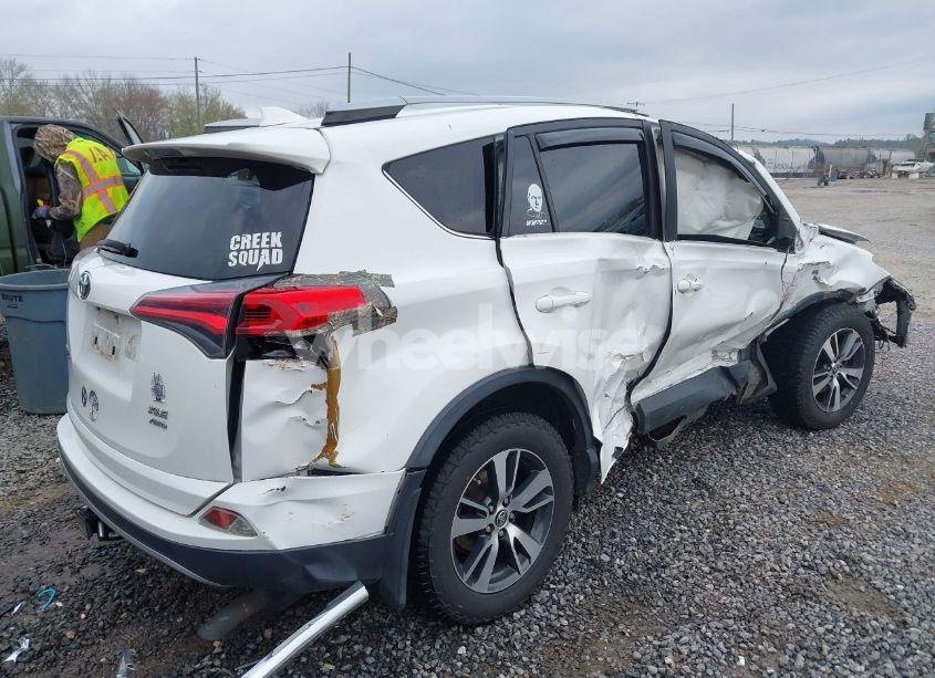 Photo 4 of 2017 Toyota Rav4 XLE (VIN JTMRFREV6HJ702943)