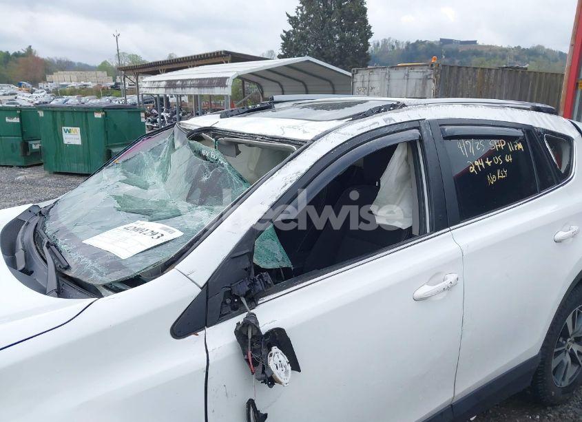 Photo 6 of 2017 Toyota Rav4 XLE (VIN JTMRFREV6HJ702943)