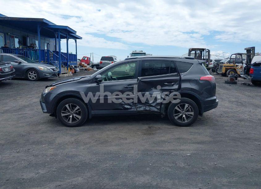 Photo 14 of 2018 Toyota Rav4 XLE (VIN JTMRFREV7JJ177574)