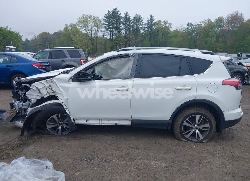 Photo 13 of 2018 Toyota Rav4 XLE (VIN JTMRFREV7JJ231018)