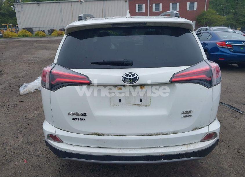 Photo 15 of 2018 Toyota Rav4 XLE (VIN JTMRFREV7JJ231018)