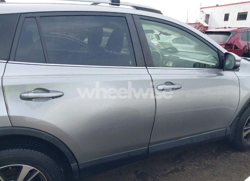 Photo 13 of 2018 Toyota Rav4 XLE (VIN JTMRFREV8JJ226801)