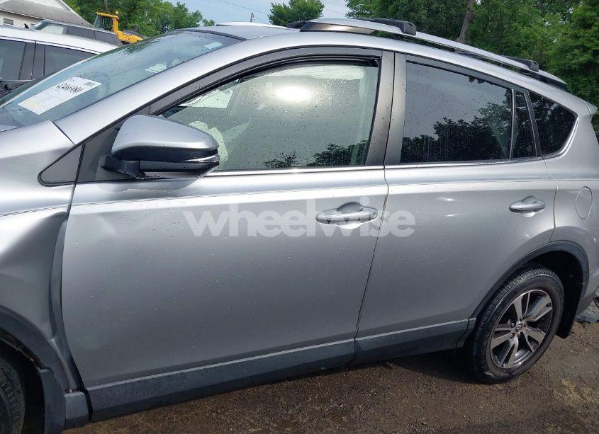 Photo 14 of 2018 Toyota Rav4 XLE (VIN JTMRFREV8JJ226801)