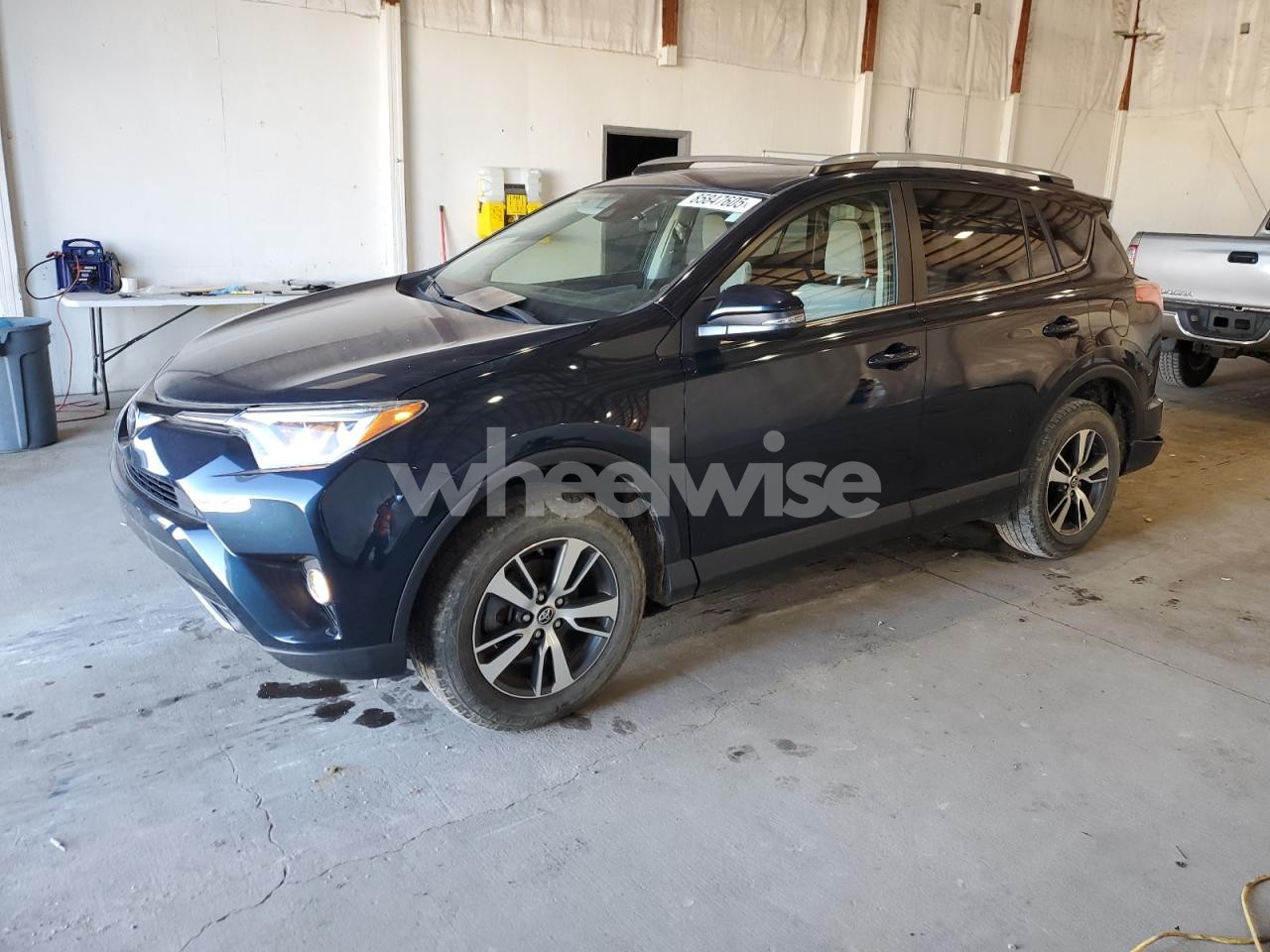 2017 TOYOTA RAV4 XLE (VIN JTMRFREV9HJ110081) main photo