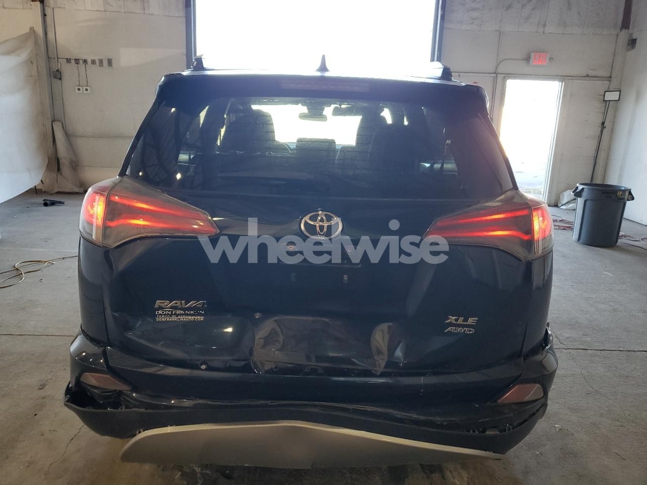 Photo 6 of 2017 TOYOTA RAV4 XLE (VIN JTMRFREV9HJ110081)