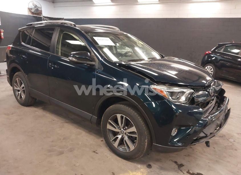 2017 Toyota Rav4 XLE (VIN JTMRFREV9HJ114972) main photo
