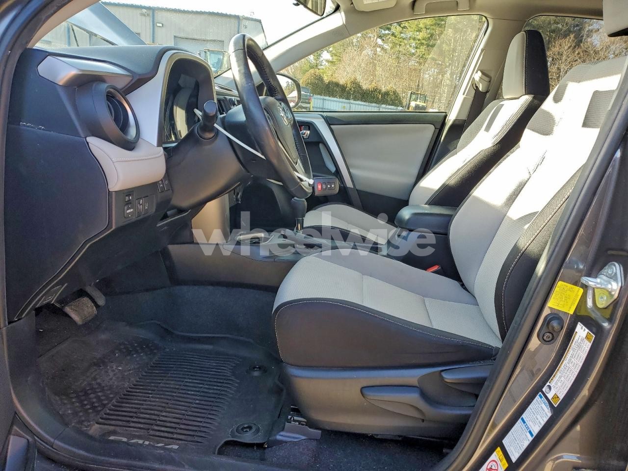 Photo 7 of 2017 TOYOTA RAV4 XLE (VIN JTMRFREV9HJ165758)