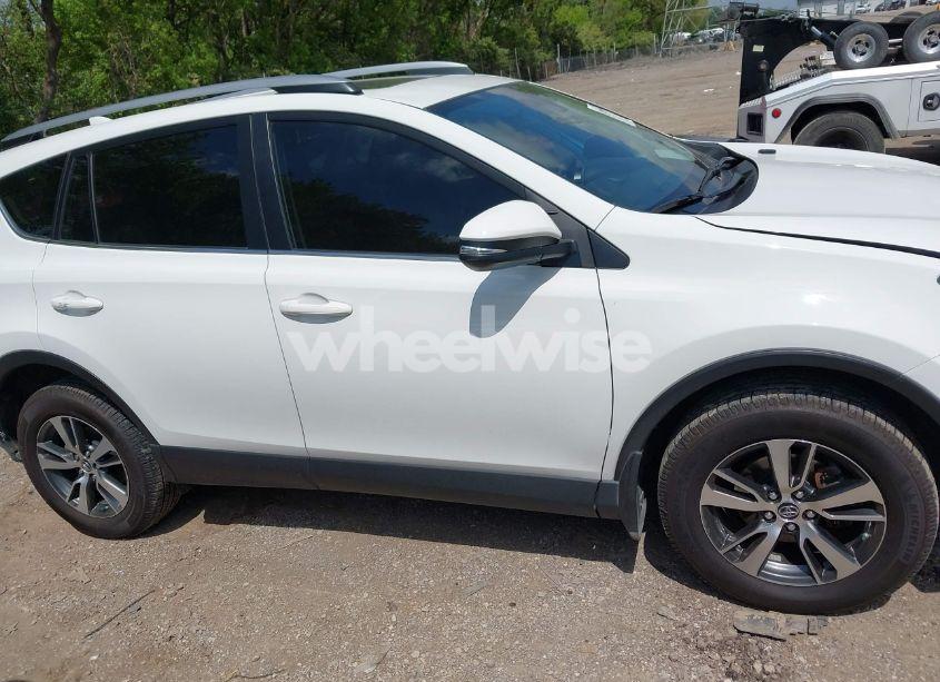 Photo 13 of 2018 Toyota Rav4 XLE (VIN JTMRFREV9JD253813)