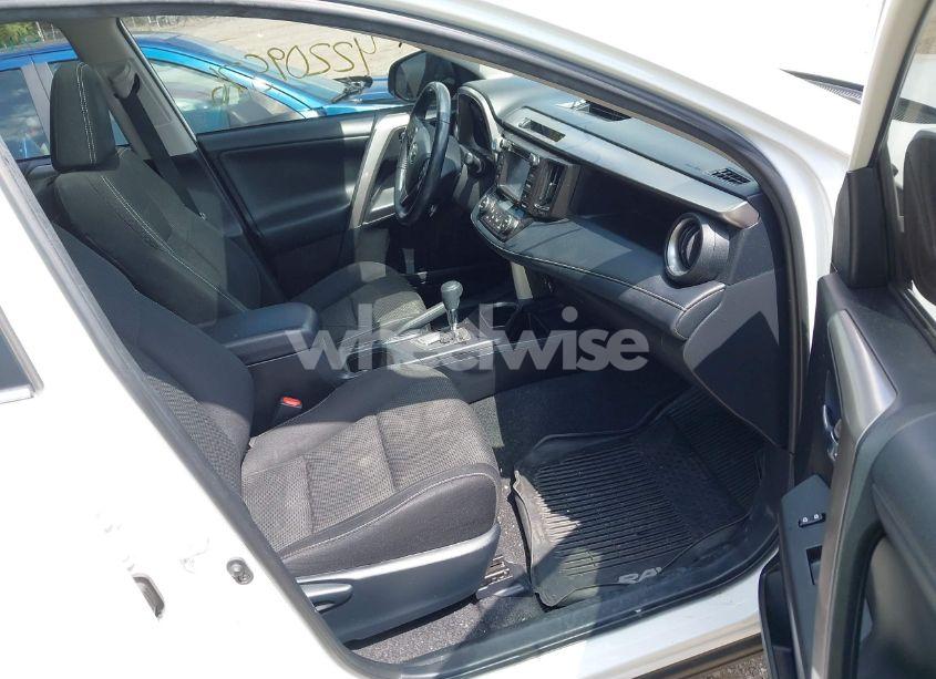 Photo 5 of 2018 Toyota Rav4 XLE (VIN JTMRFREV9JD253813)