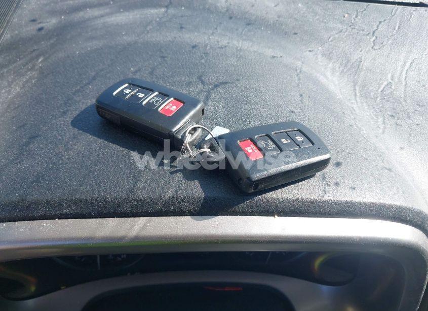 Photo 11 of 2018 Toyota Rav4 XLE (VIN JTMRFREV9JJ178922)