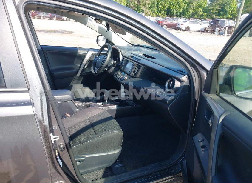 Photo 5 of 2018 Toyota Rav4 XLE (VIN JTMRFREV9JJ178922)