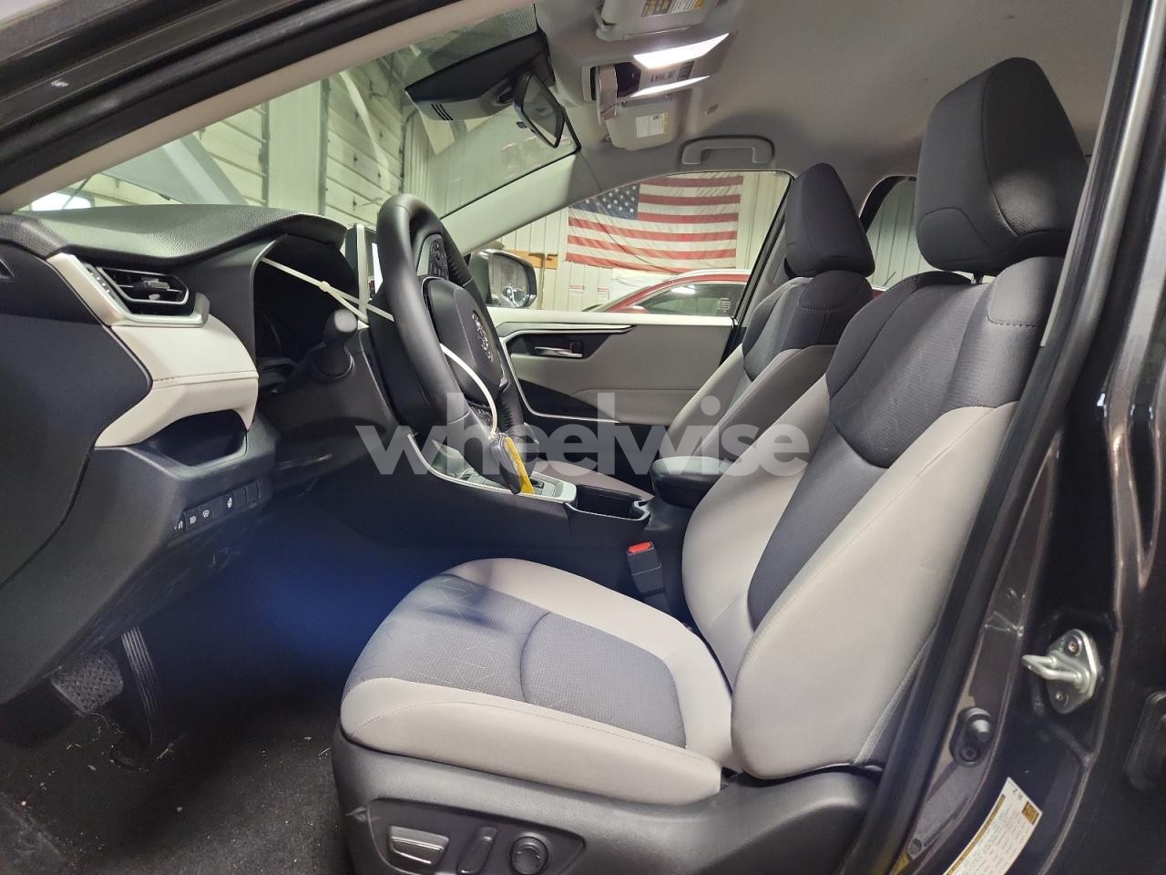 Photo 7 of 2025 TOYOTA RAV4 XLE (VIN JTMRWRFV1SJ071010)