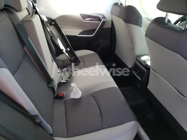 2025 TOYOTA RAV4 XLE (VIN JTMRWRFV2SJ076104) main photo