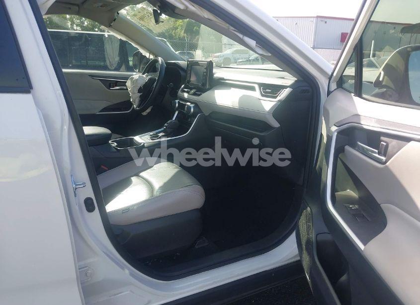 Photo 5 of 2021 Toyota Rav4 HYBRID XLE (VIN JTMRWRFV3MD135548)