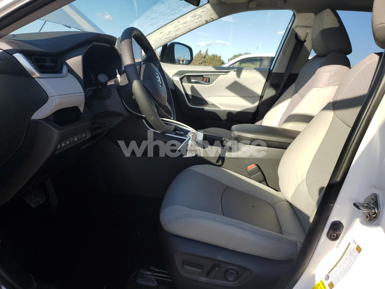 Photo 7 of 2025 TOYOTA RAV4 XLE (VIN JTMRWRFV9SD325609)