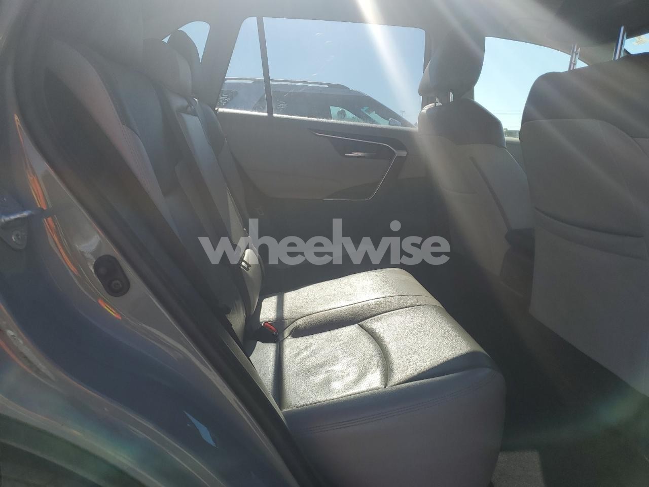 Photo 11 of 2019 TOYOTA RAV4 XLE (VIN JTMW1RFV0KJ016694)