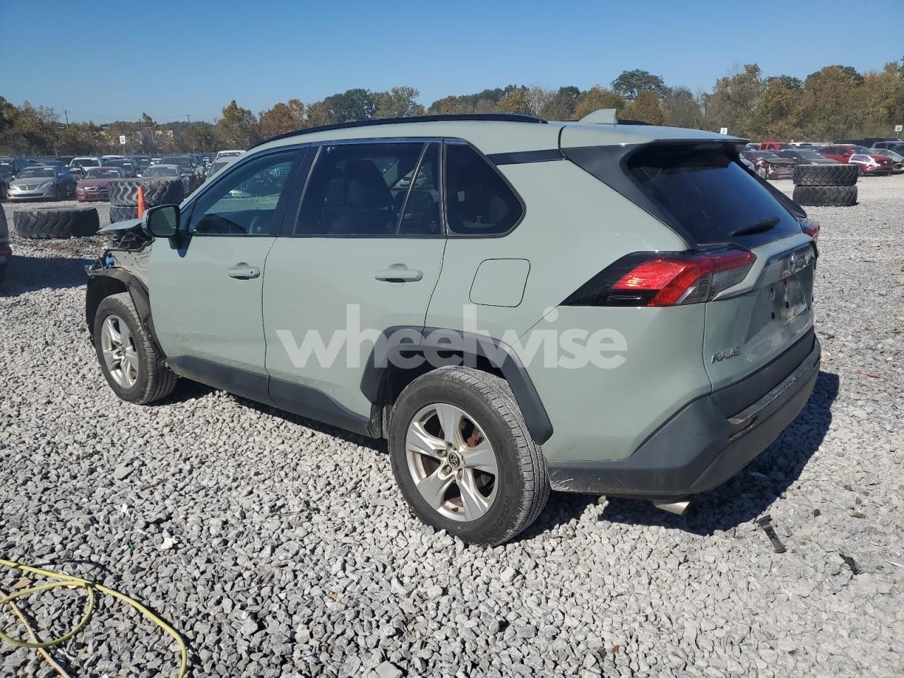 Photo 2 of 2019 TOYOTA RAV4 XLE (VIN JTMW1RFV0KJ016694)