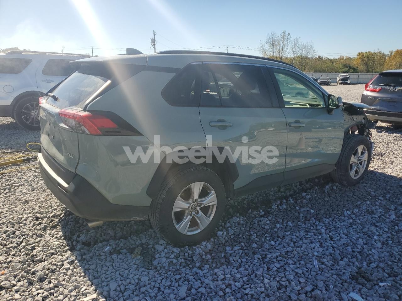 Photo 3 of 2019 TOYOTA RAV4 XLE (VIN JTMW1RFV0KJ016694)