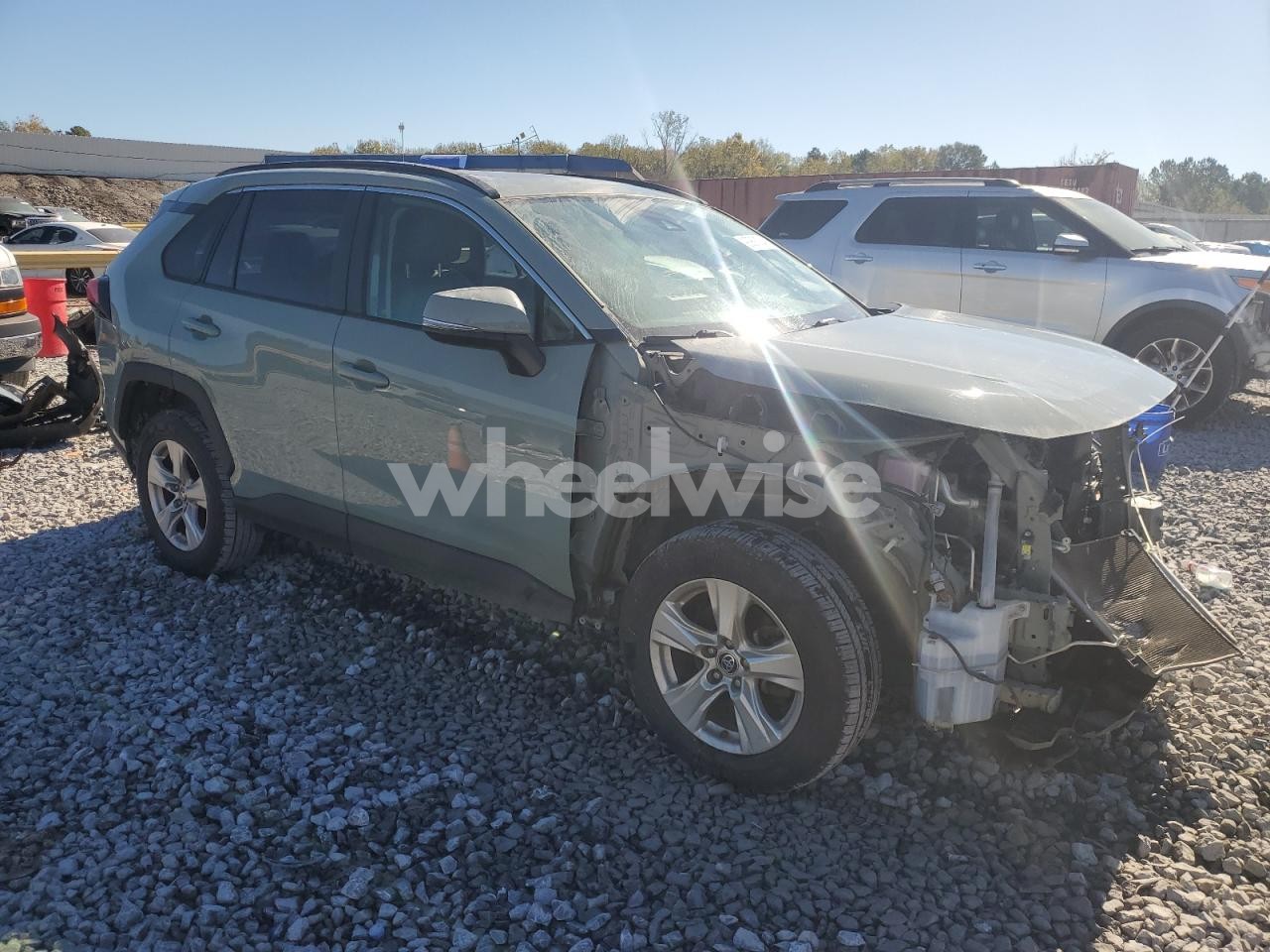 Photo 4 of 2019 TOYOTA RAV4 XLE (VIN JTMW1RFV0KJ016694)