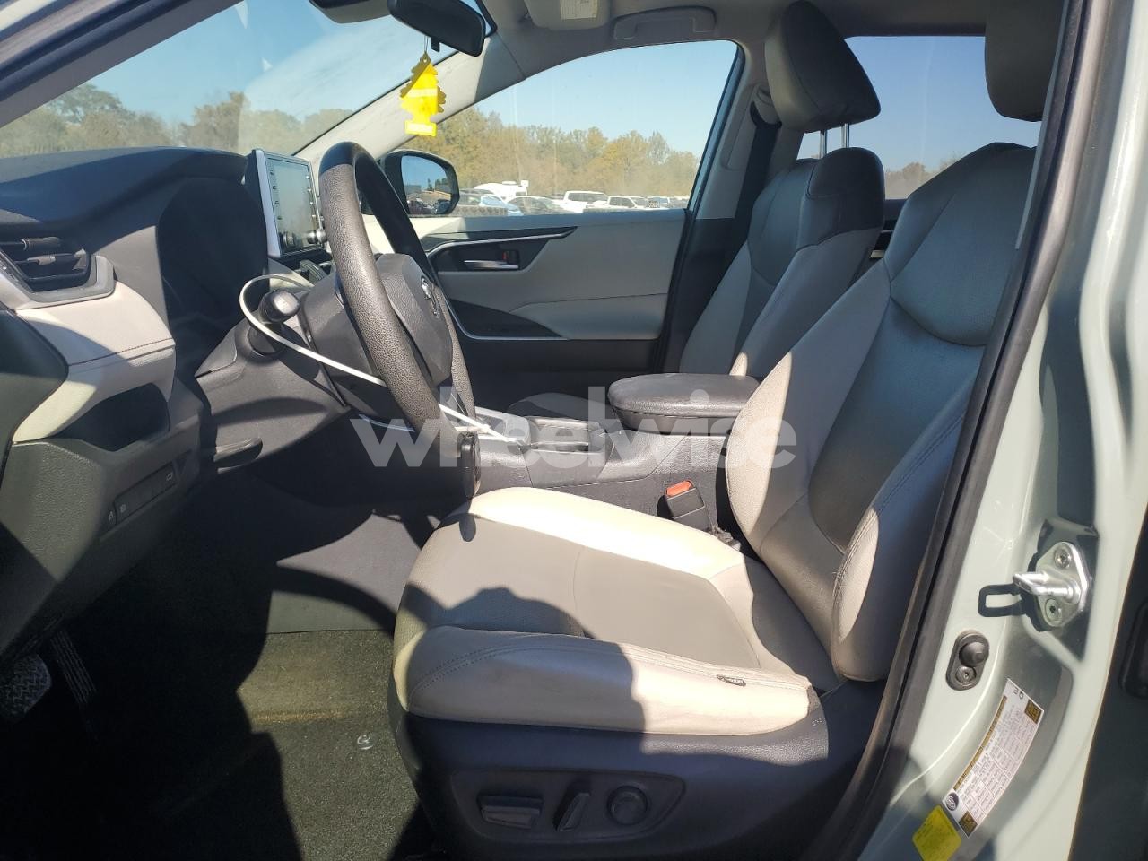 Photo 7 of 2019 TOYOTA RAV4 XLE (VIN JTMW1RFV0KJ016694)