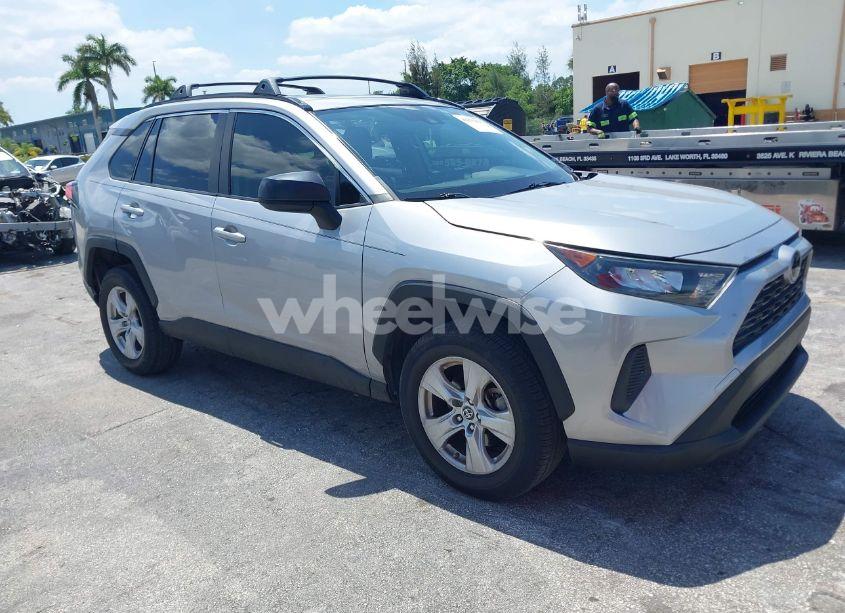 2019 Toyota Rav4 XLE (VIN JTMW1RFV2KD024228) main photo