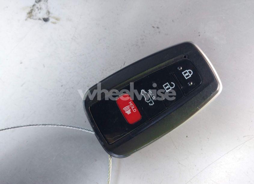 Photo 11 of 2019 Toyota Rav4 XLE (VIN JTMW1RFV2KD024228)