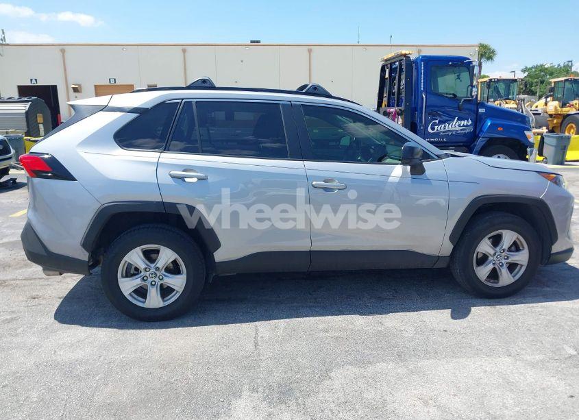 Photo 13 of 2019 Toyota Rav4 XLE (VIN JTMW1RFV2KD024228)