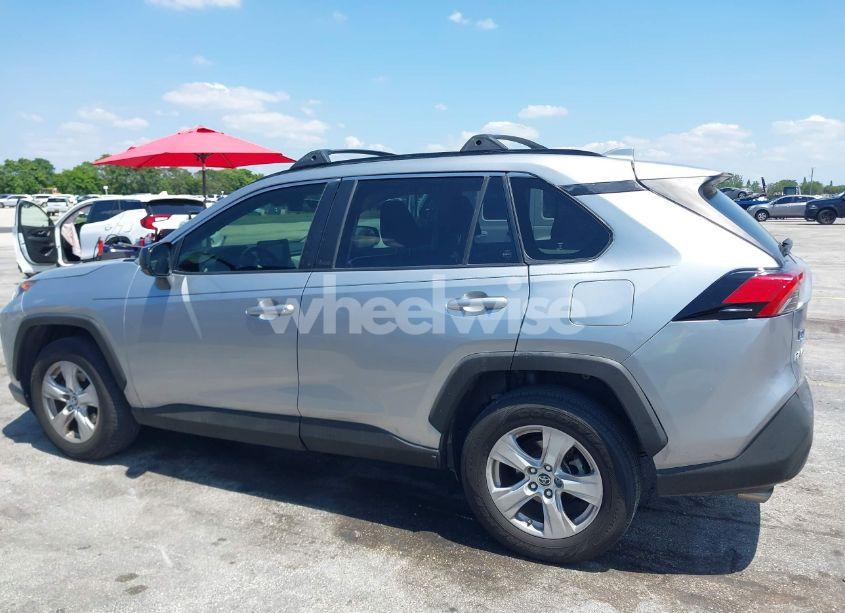 Photo 14 of 2019 Toyota Rav4 XLE (VIN JTMW1RFV2KD024228)