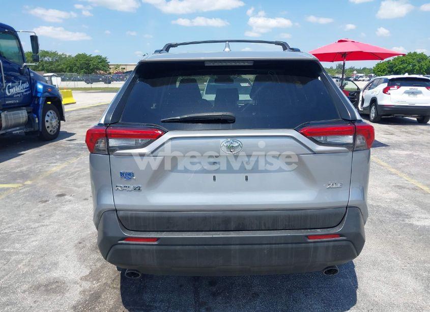 Photo 16 of 2019 Toyota Rav4 XLE (VIN JTMW1RFV2KD024228)