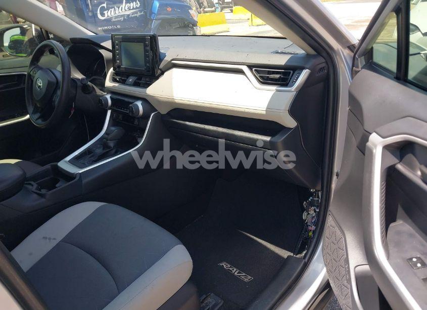 Photo 5 of 2019 Toyota Rav4 XLE (VIN JTMW1RFV2KD024228)