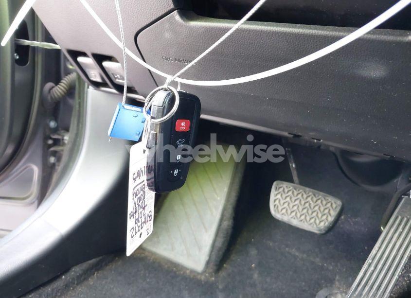 Photo 11 of 2019 Toyota Rav4 XLE (VIN JTMW1RFV6KD011465)