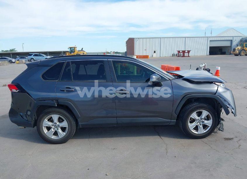 Photo 13 of 2019 Toyota Rav4 XLE (VIN JTMW1RFV6KD011465)