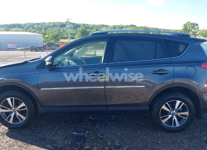 Photo 14 of 2018 Toyota Rav4 XLE (VIN JTMWFREV1JJ197662)