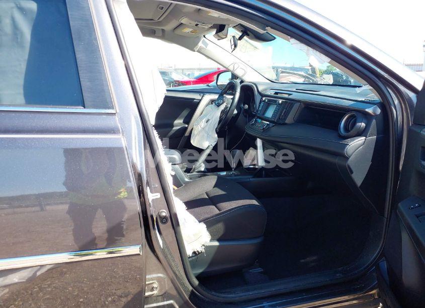 Photo 5 of 2018 Toyota Rav4 XLE (VIN JTMWFREV1JJ197662)